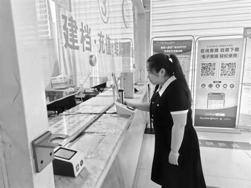 市民到济南市立五院可刷脸就诊